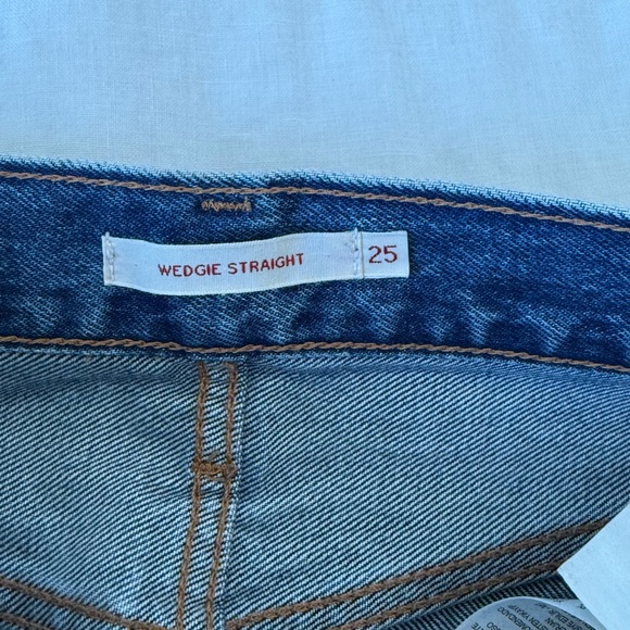Levi’s Wedgie Jean - Picture 2 of 2